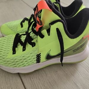 NIKE SNEAKERS SIZE 10. IN NEW CONDITION!